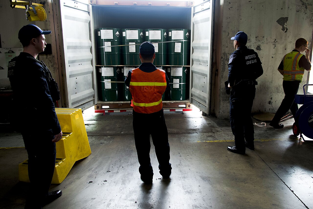 Inspección aduanera de contenedor durante proceso de importación