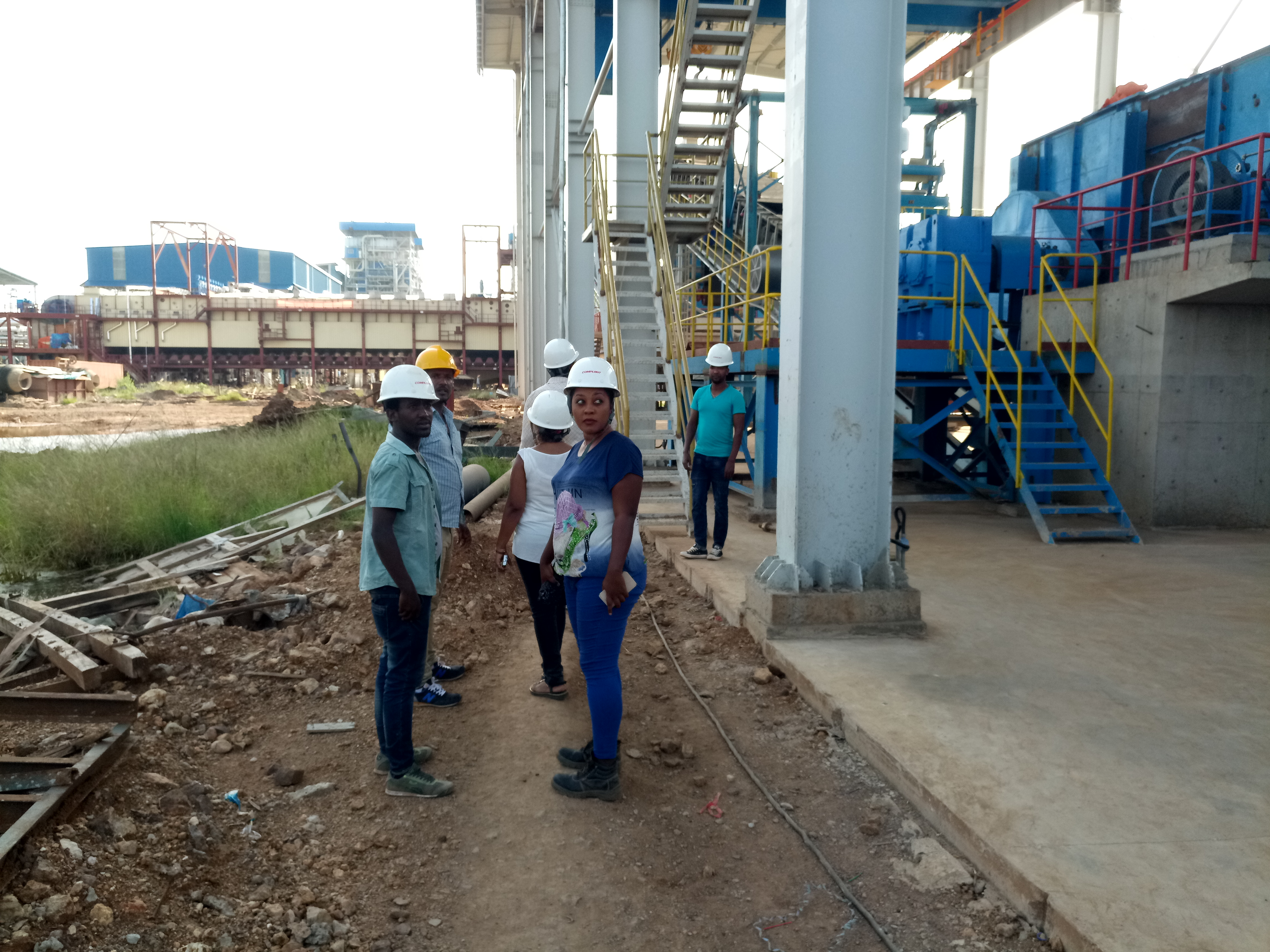 Ingeniero con casco blanco supervisando un proyecto de infraestructura